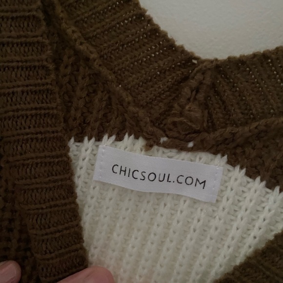 Beautiful Sweater with opening at shoulders - Picture 4 of 4